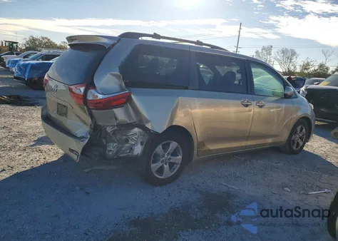 2015 Toyota Sienna Le z USA, uszkodzony, nr VIN 5TDKK3DC6FS550320